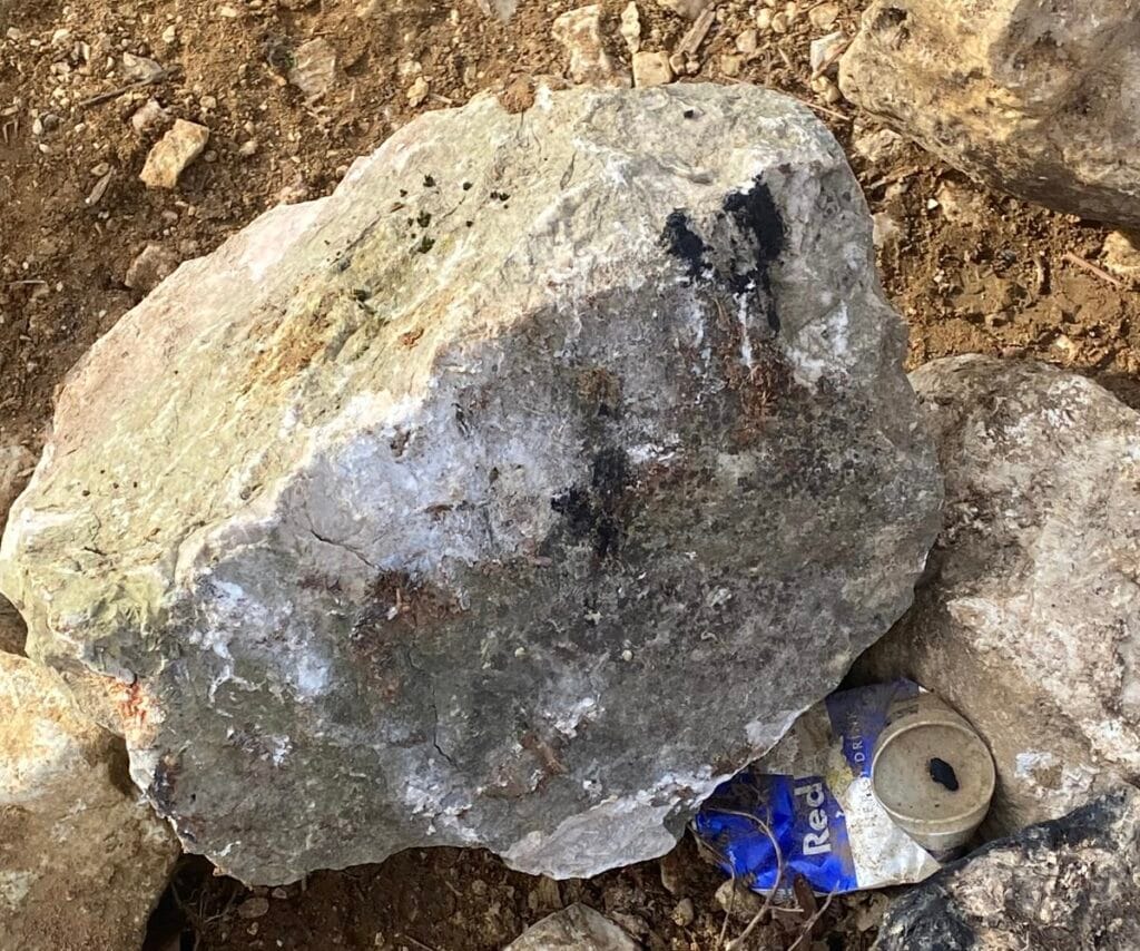 Elif Kumal’a ait aracın kayalarda bıraktığı lastik ve sürtünme izleri.